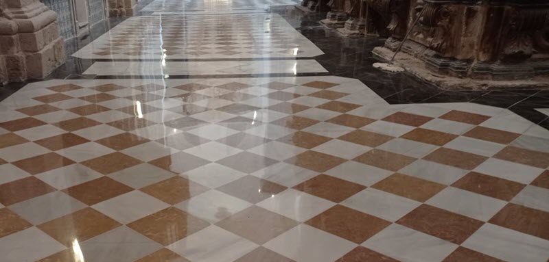 limpieza del suelo de la colegiata de Calatayud. Pulido y abrillantado. Provincia de Zaragoza