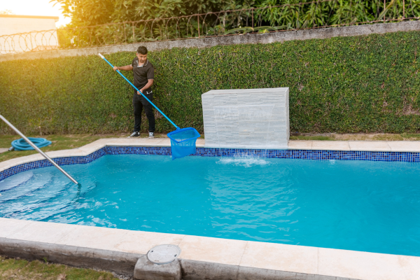 Limpiar skimmer y prefiltro para evitar agua turbia en la piscina