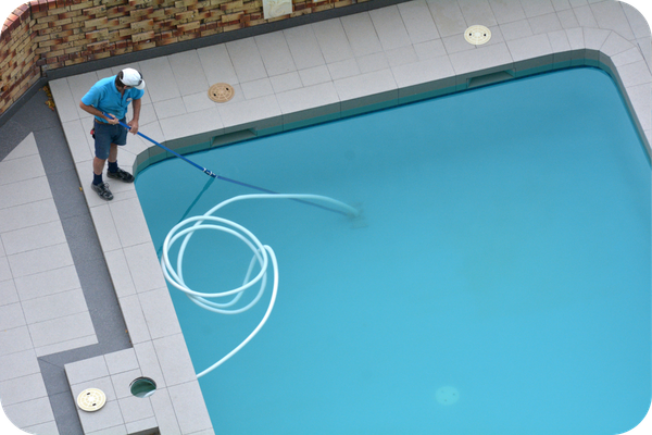 Mantenimiento semanal de piscinas comunitarias para reducir incidencias