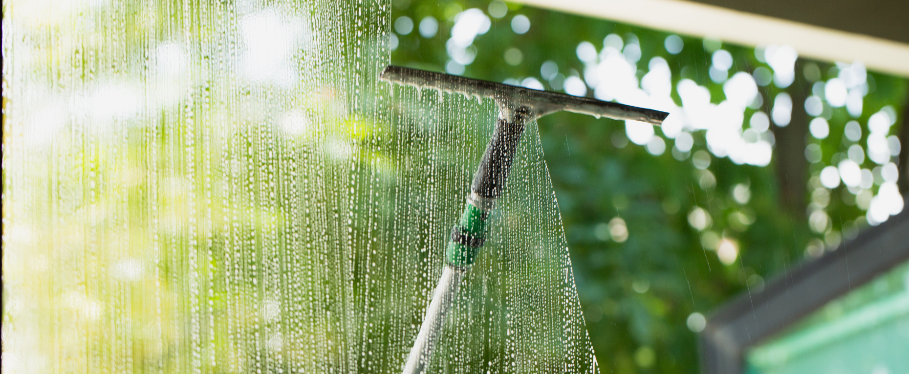 Limpieza profesional de ventanales grandes y cristales de difícil acceso